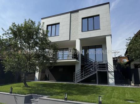 Продам 3-поверховий будинок
