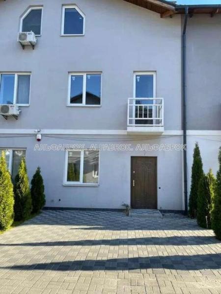 Продам 3-поверховий будинок