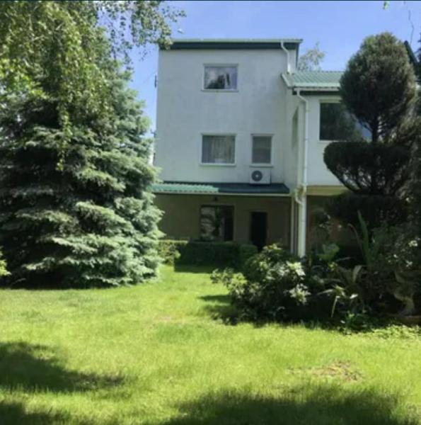 Продам 3-поверховий будинок