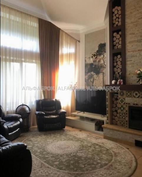 Продам 3-поверховий будинок