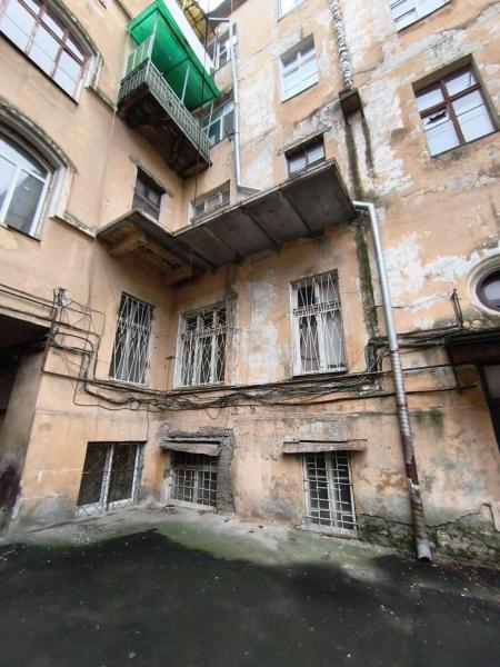 Продам офіс у багатоквартирному будинку