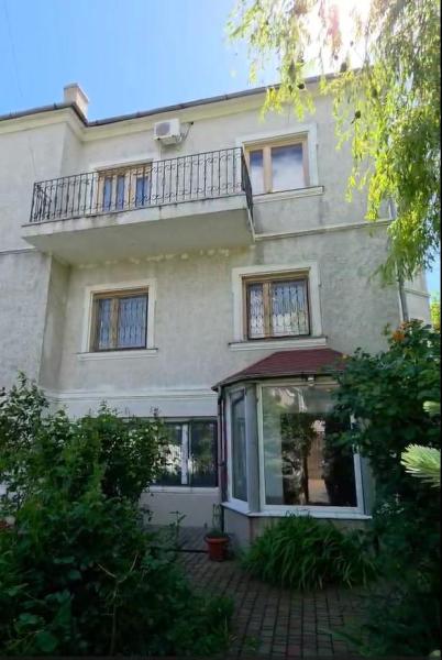 Продам 3-поверховий будинок