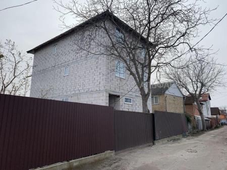 Продам 3-поверховий будинок