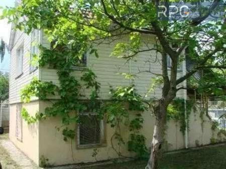 Продам 2-поверховий дачний будинок