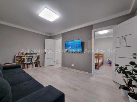 Продам 4-кімнатну квартиру