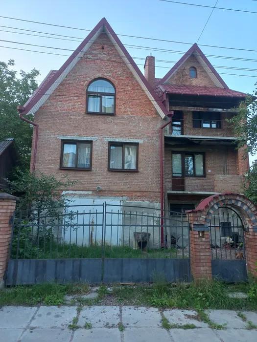 Продаж будинків Львів