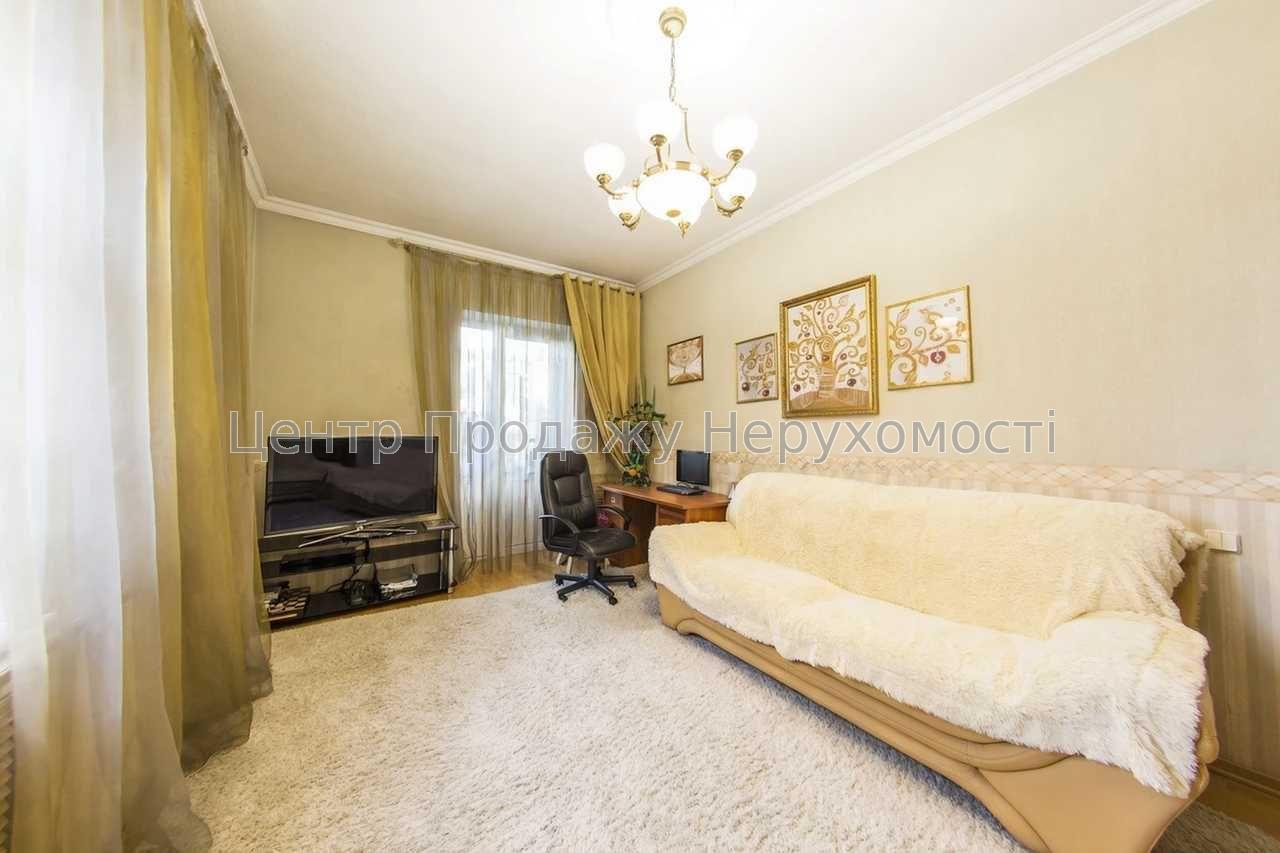 Фото Продаж 3-кімнатної квартири на вул. Кирилівська8