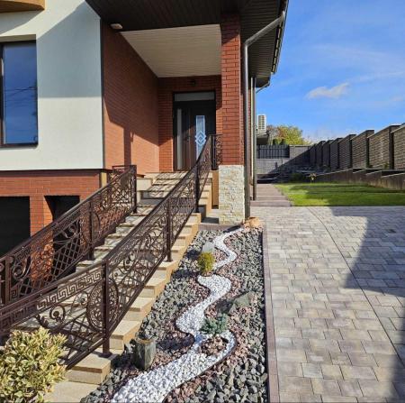 Продам 2-поверховий будинок