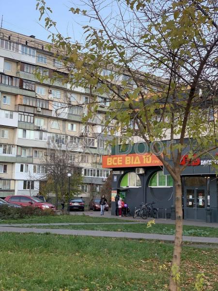 Продам 4-кімнатну квартиру