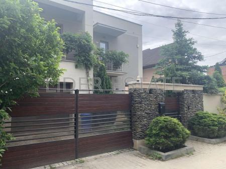 Продам 3-поверховий будинок