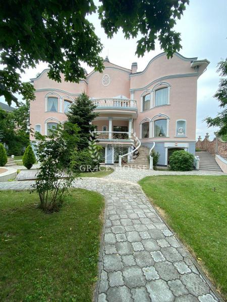 Продам 3-поверховий будинок