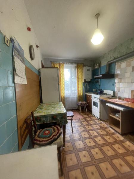 Продам 4-кімнатну квартиру