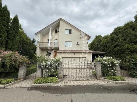 Продам 3-поверховий будинок