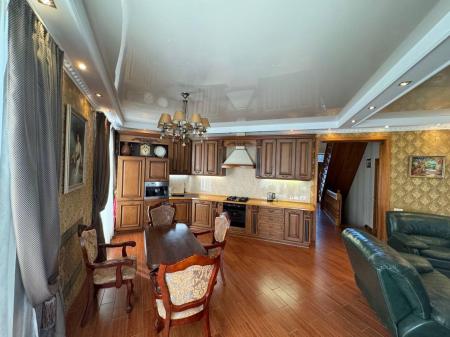 Продам 3-поверховий будинок