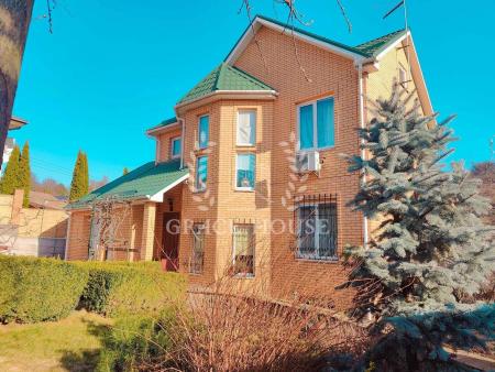 Продам 3-поверховий будинок