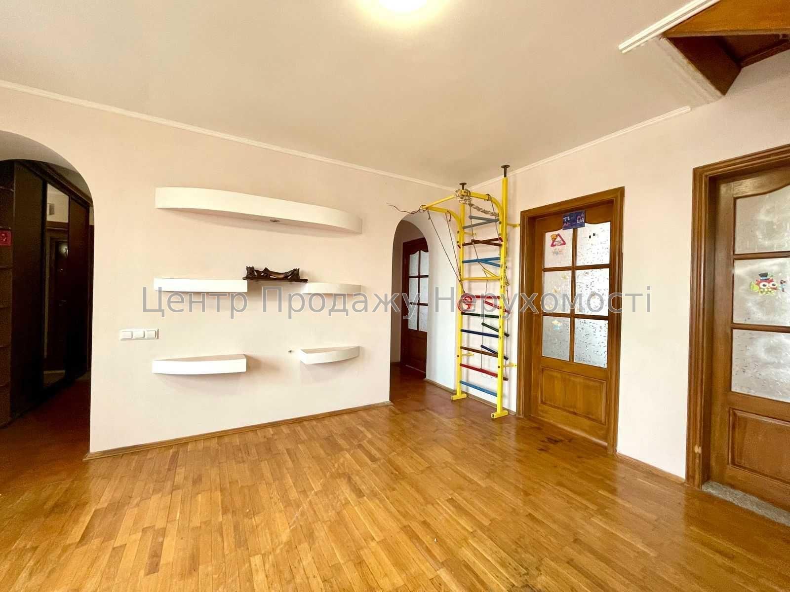 Фото Продаж 2-рівневої 5-кімнатної квартири в Києві2