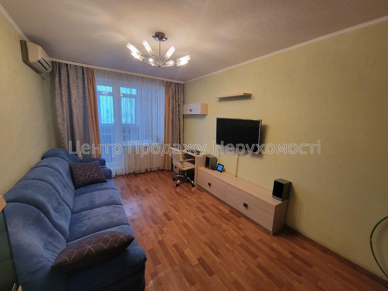 Фото R8  Продам 3к. квартиру в районі метро Метробудівників3