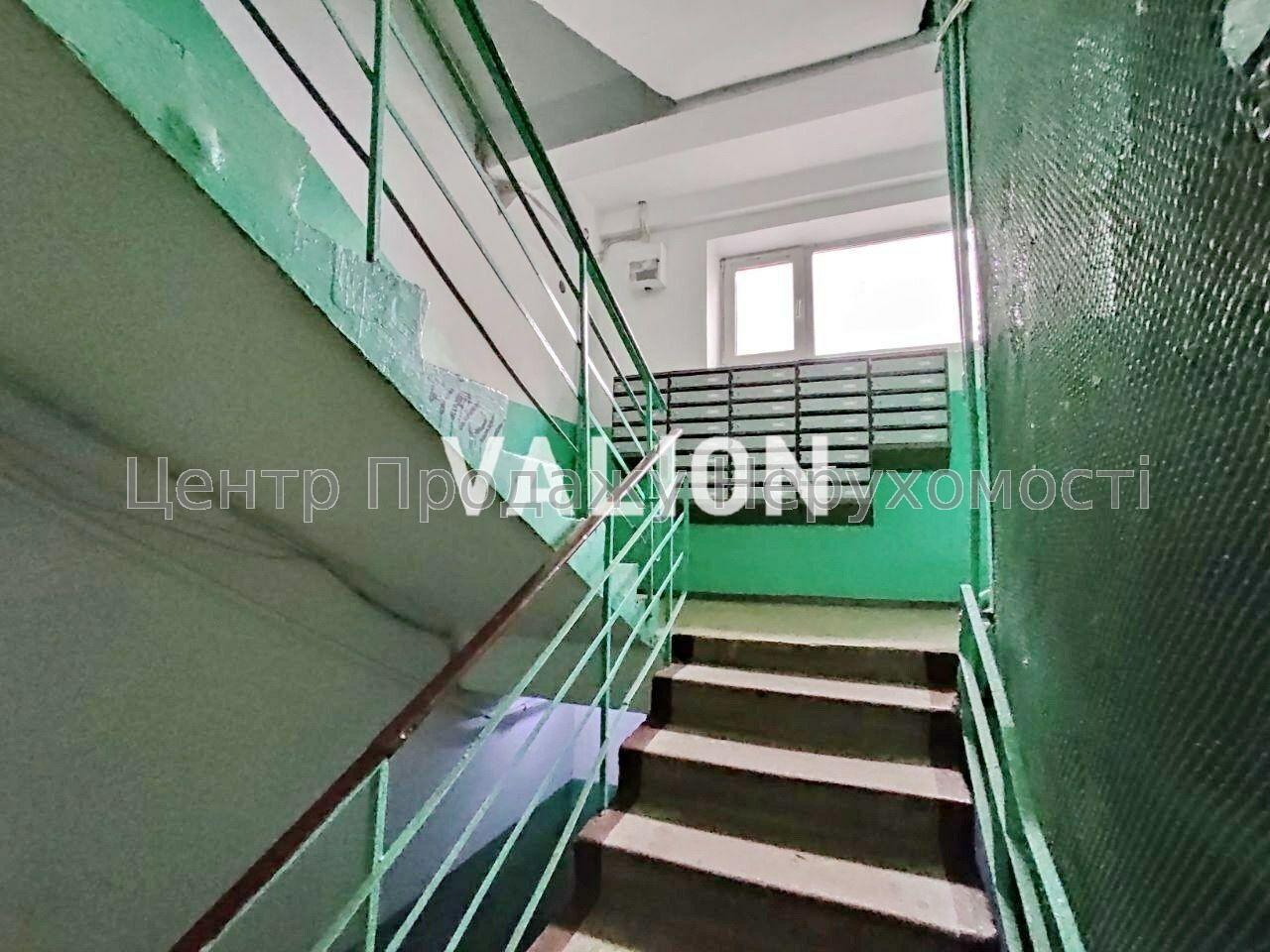 Фото продам 3-кімнатну в гарному жилому стані біля метро Мінська10