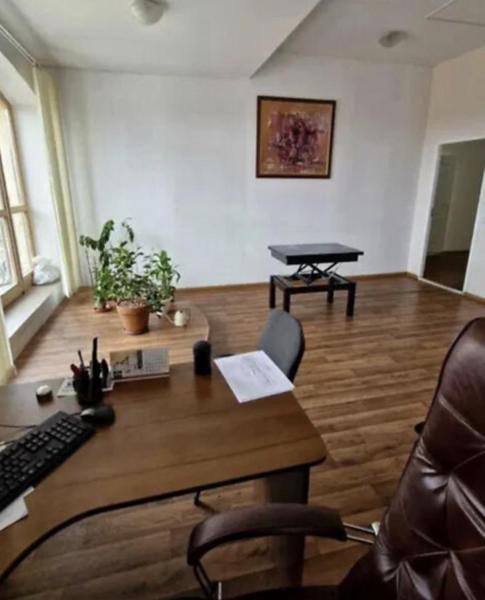 Продам 4-кімнатну квартиру