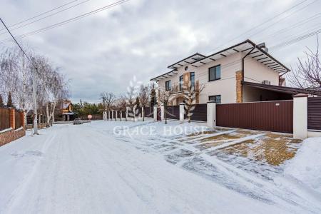Продам 3-поверховий будинок