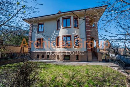 Продам 3-поверховий будинок