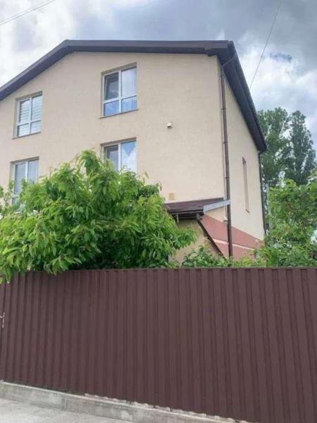 Продам 3-этажный дом