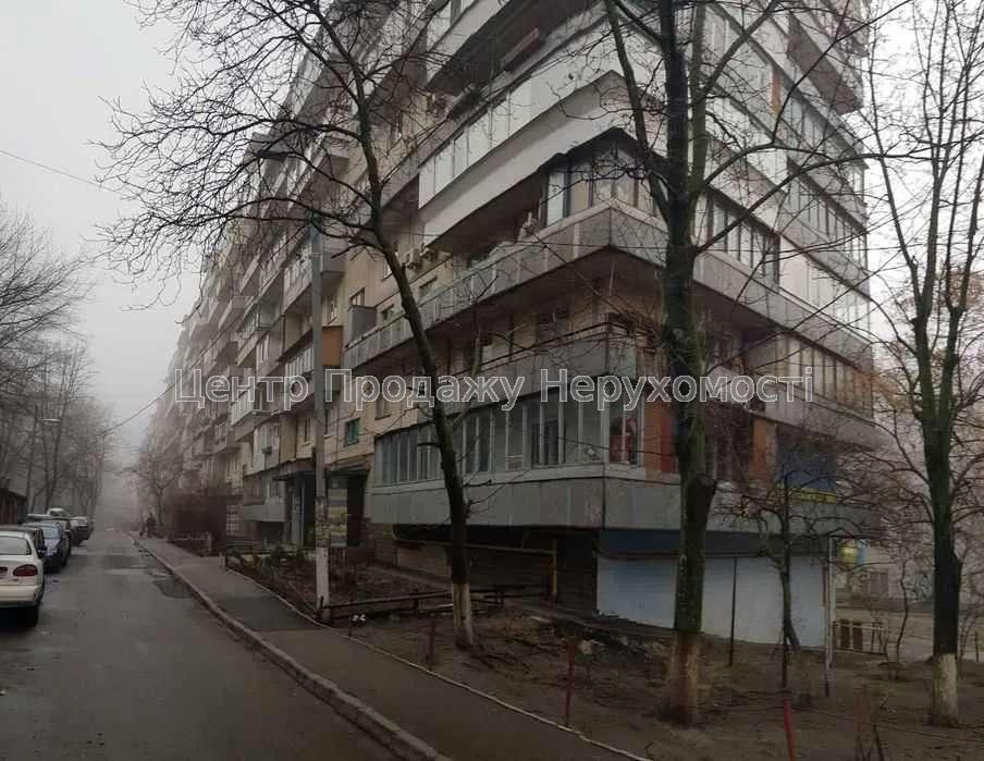 Фото Продаємо кімнату 10 м.кв. в трикімнатній квартирі.Метро ГОЛОСІЇВСЬКА1