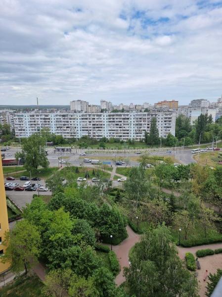 Продам 4-кімнатну квартиру