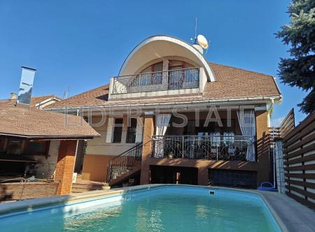 Продам 3-поверховий будинок