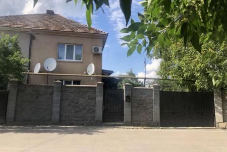 Продам 2-поверховий особняк
