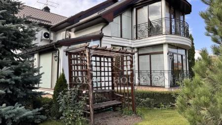 Продам 3-поверховий будинок