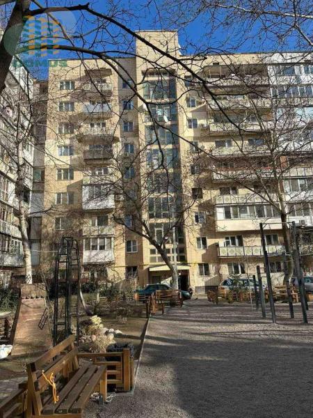 Продам 4-кімнатну квартиру