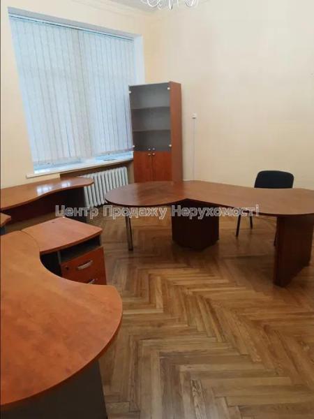 Продам офіс у багатоквартирному будинку