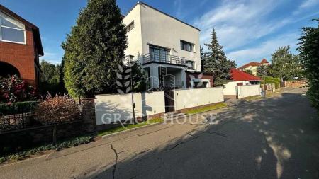 Продам 3-поверховий будинок