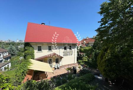 Продам 3-поверховий будинок