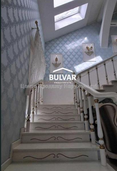 Продам 4-кімнатну квартиру