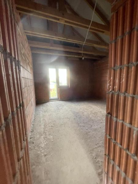 Продам 2-поверховий недобудований будинок