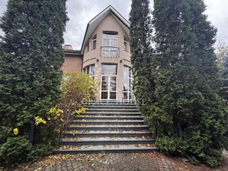 Продам 3-поверховий будинок