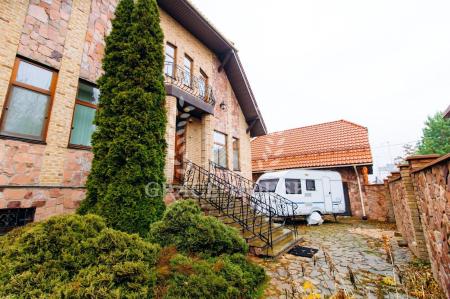 Продам 3-поверховий будинок