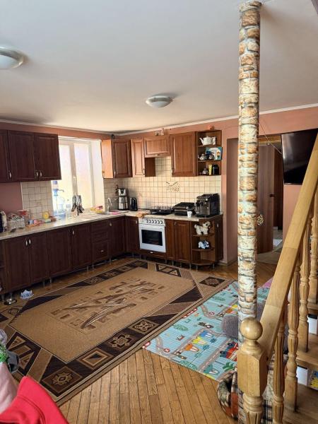 Продам 3-поверховий будинок