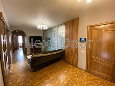 Продам 4-кімнатну квартиру