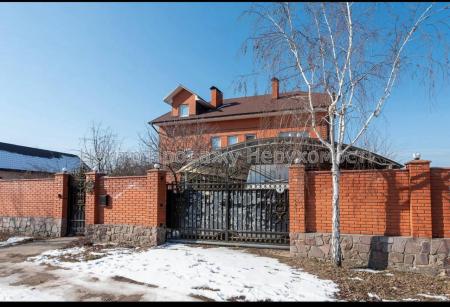 Продам 3-поверховий будинок