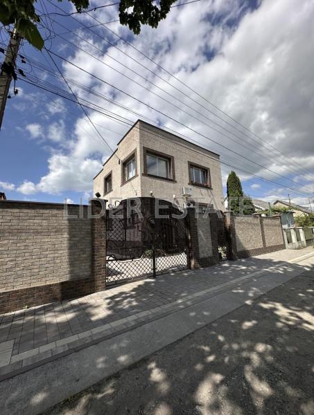 Продам 2-поверховий будинок