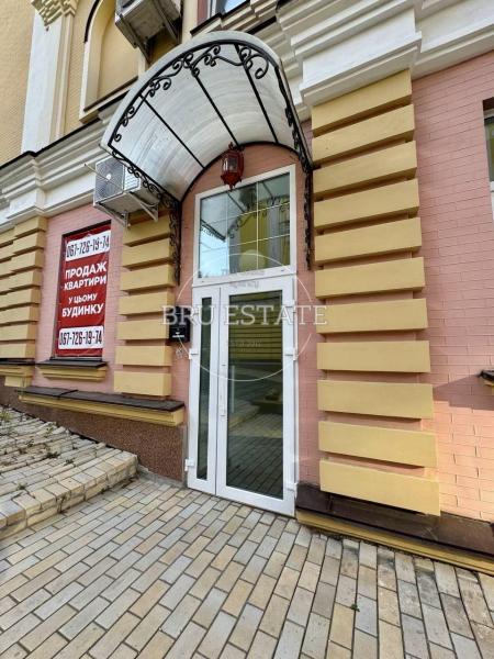 Продам офіс у багатоквартирному будинку