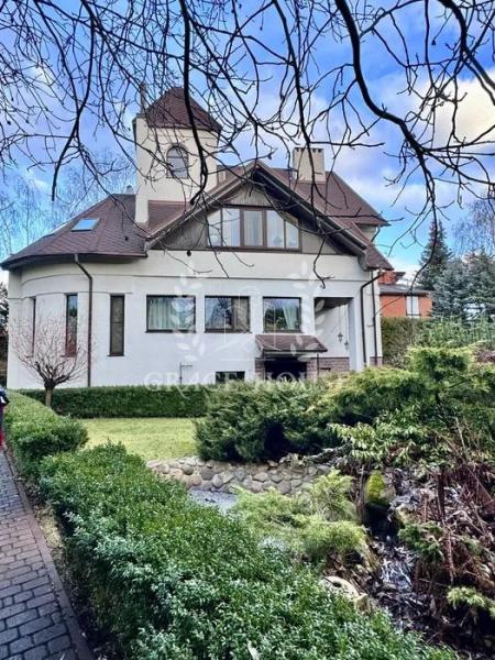 Продам 3-поверховий будинок