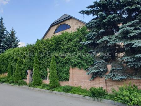 Продам 3-поверховий особняк