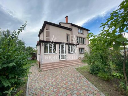 Продам 3-поверховий будинок