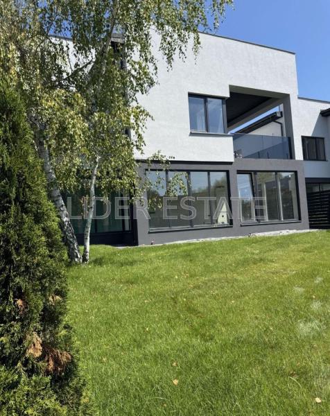 Продам 2-поверховий особняк