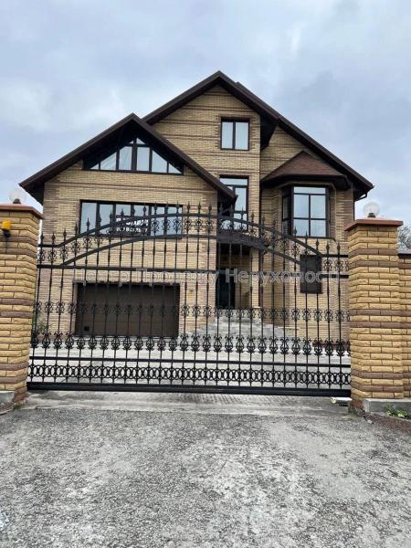 Продам 3-поверховий будинок