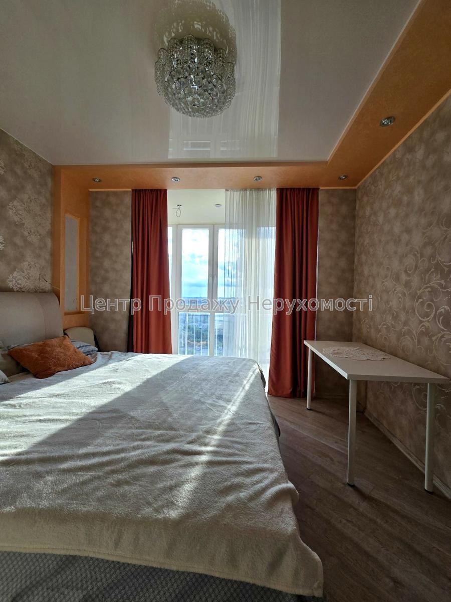 Фото Продається 2-кімнатна квартира в ЖК 